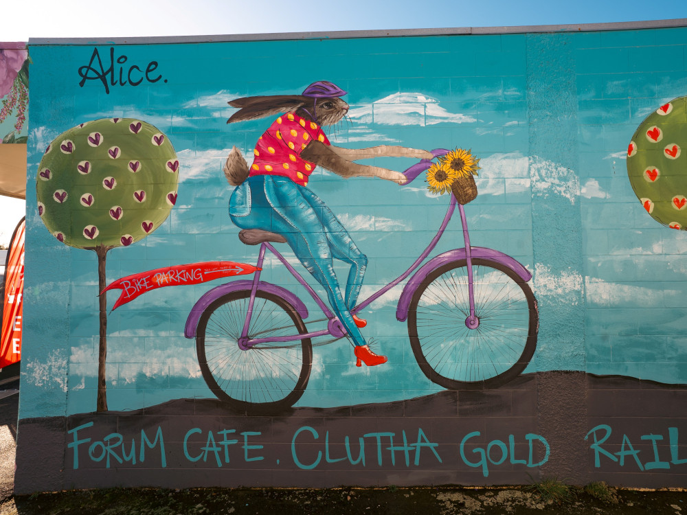 767805 0825 clutha alice murals 03RS